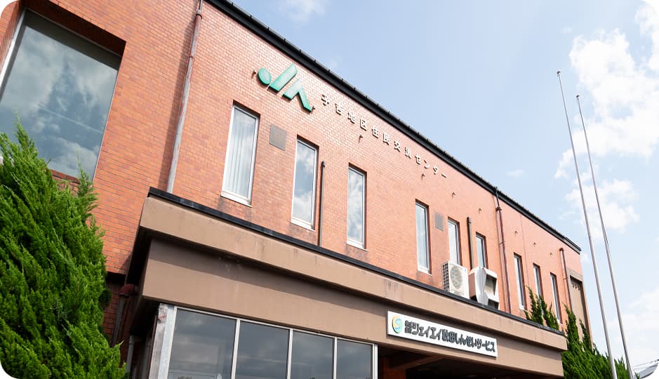 赤レンガ造りの地域交流センター（株式会社ジェイエイ秋田しんせいサービス）の外観