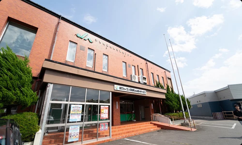 赤レンガ造りの地域交流センター(株式会社ジェイエイ秋田しんせいサービス)の外観