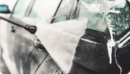 自動車のボディを高圧洗浄で洗浄する作業