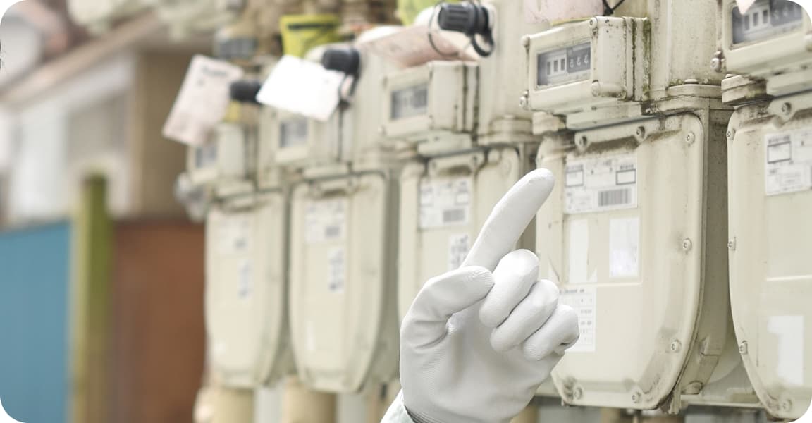 ガスメーターを指差す手元