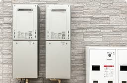 住宅の外壁に取り付けられた2台のガス給湯器