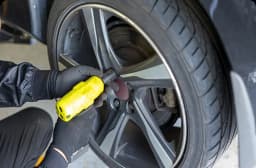 インパクトレンチでタイヤを整備する作業員の手元