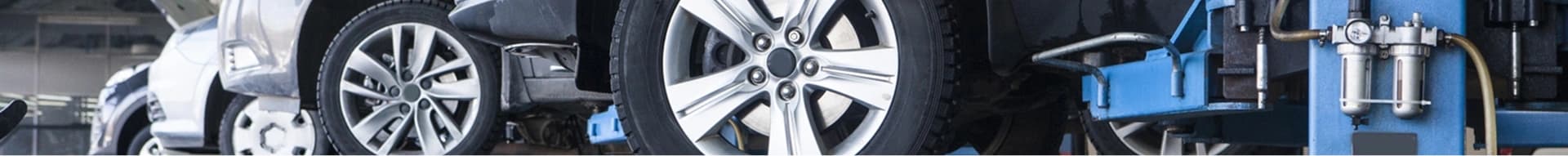 整備工場で点検中のリフトアップされた車両