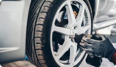 自動車のタイヤを交換する作業の様子