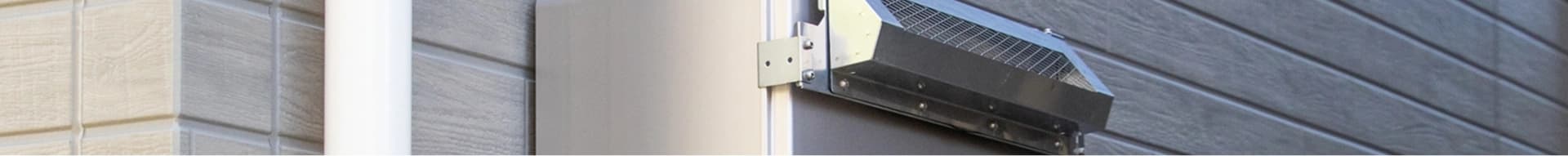 外壁に取り付けられたガス給湯器の本体上部