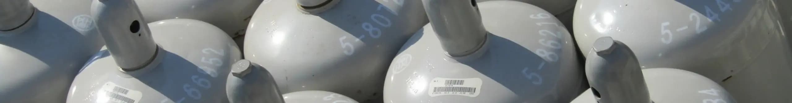 並べられたガスボンベ