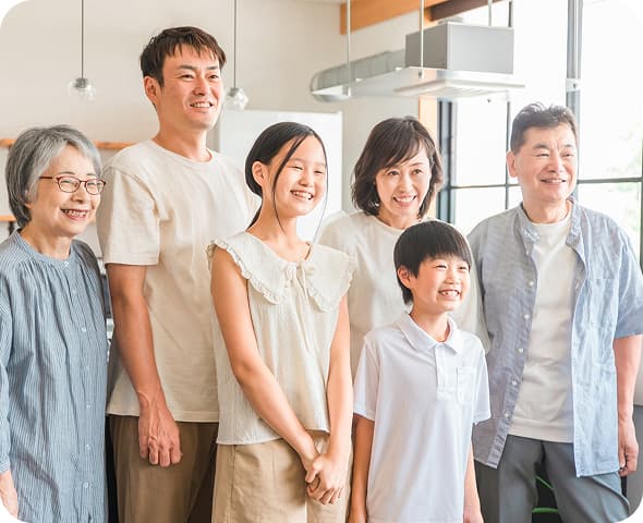 笑顔で並ぶ三世代家族