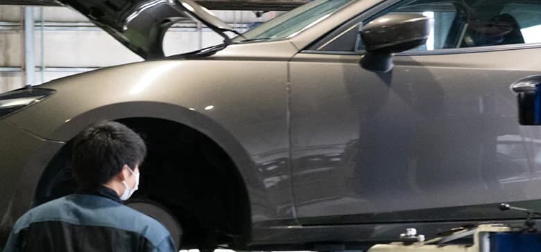 整備工場で点検中の車