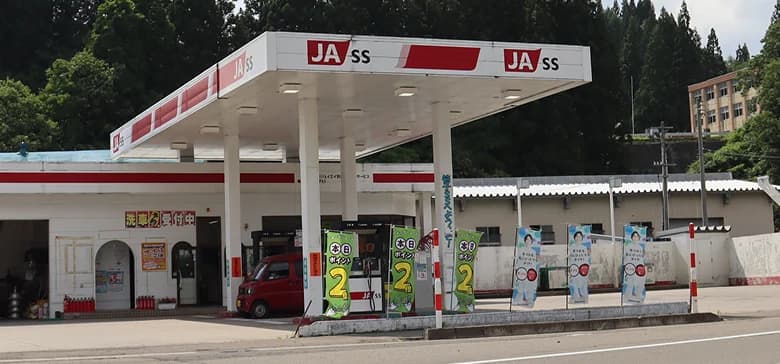 鮎川 給油センター ガソリンスタンドの外観